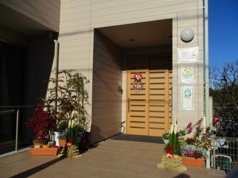 注連縄や門松が飾られ、季節を感じることができる施設エントランス