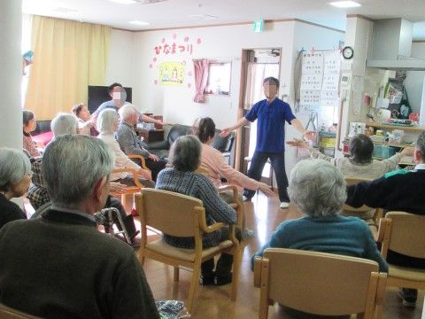 インストラクターの動きに合わせて体を動かす入居者様