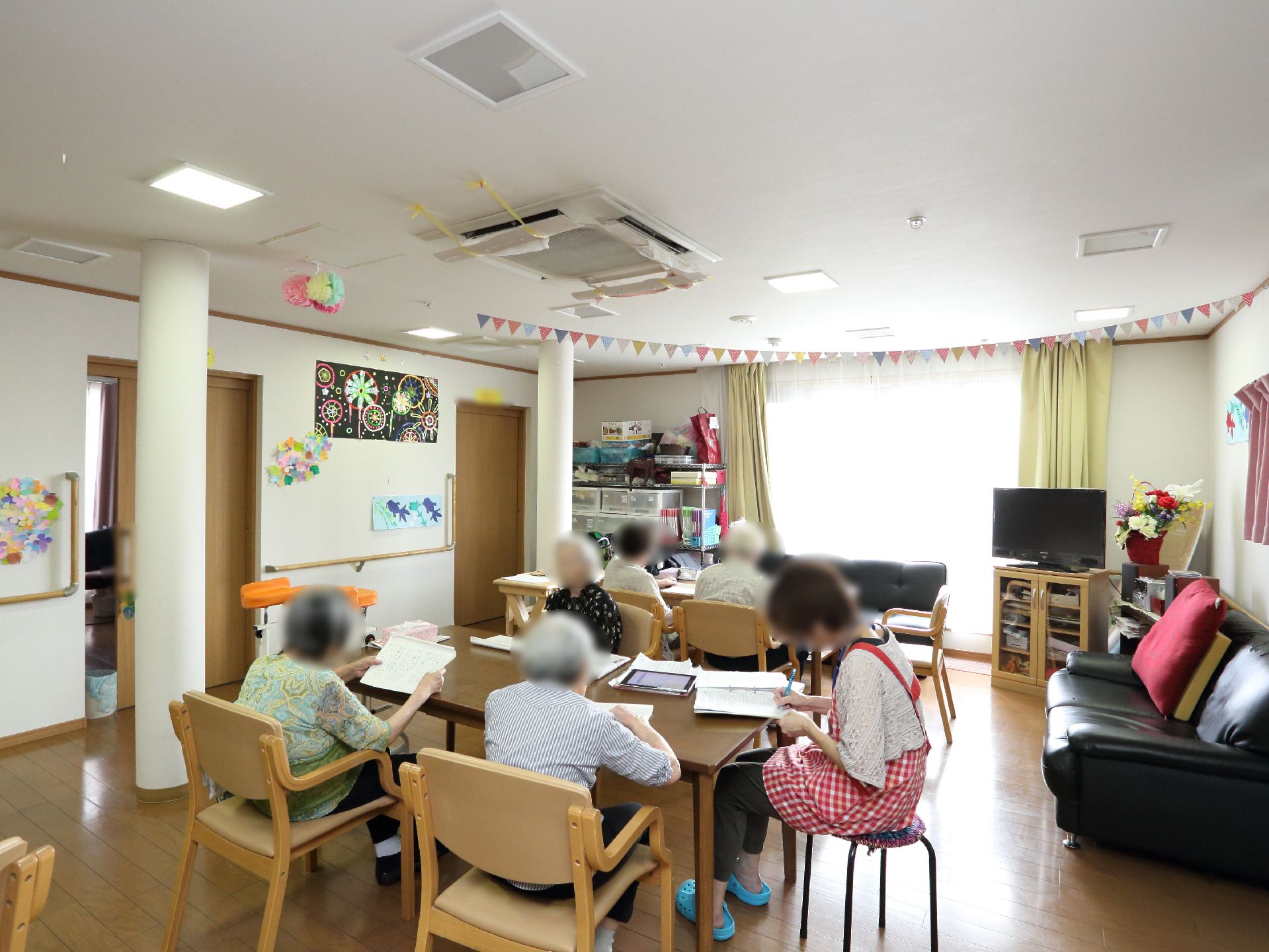 各居室からオープンになっている明るい雰囲気の共有フロアにはテーブルや椅子の他、ゆったりと寛げるソファが置かれている。