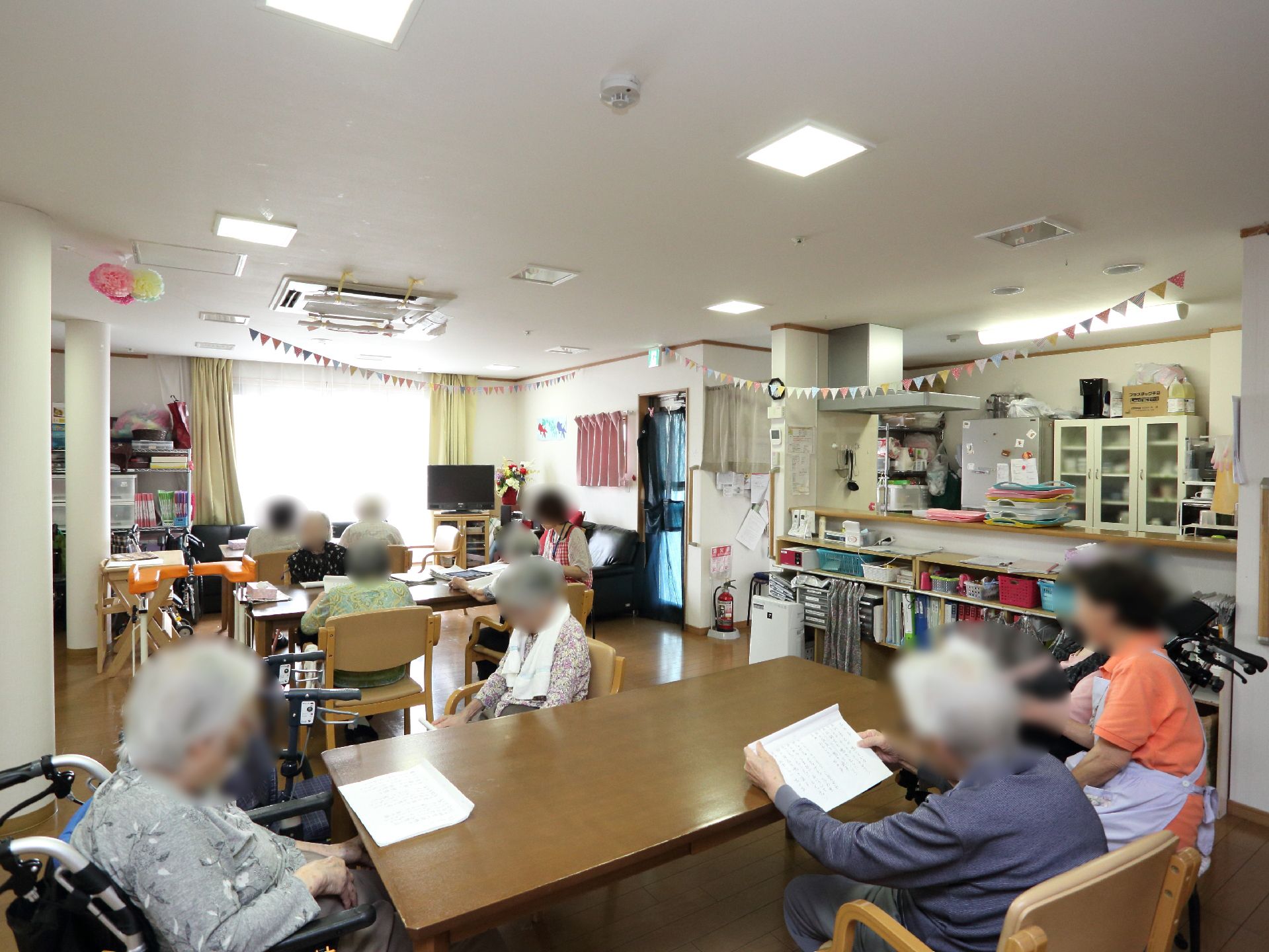 キッチンがオープンタイプになっている共有フロアでは食事の他、入居者様の交流の場として利用されている。