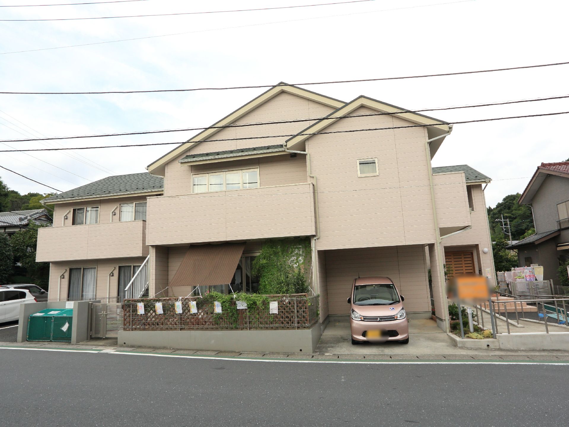 閑静な住宅街に立地している落ち着いた雰囲気の施設の外観。道路から入り口までスロープが設置されている。