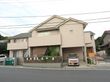 閑静な住宅街に立地している落ち着いた雰囲気の施設の外観。道路から入り口までスロープが設置されている。