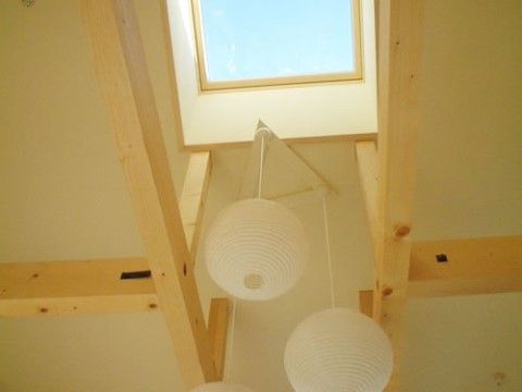 天窓のある明るい居室