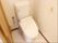 入り口が引き戸になっており使いやすいトイレには、万が一のための緊急通報アラームが設置されているので安心。