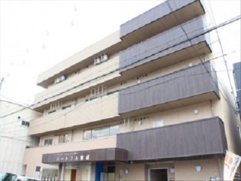 2色に塗り分けられたベランダ手すりが特徴的な施設外観