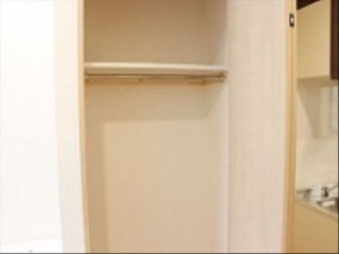 片開き折れ戸タイプのクローゼットが設置されている。ポールの上に棚が付いているので、荷物がすっきりと収納できる。