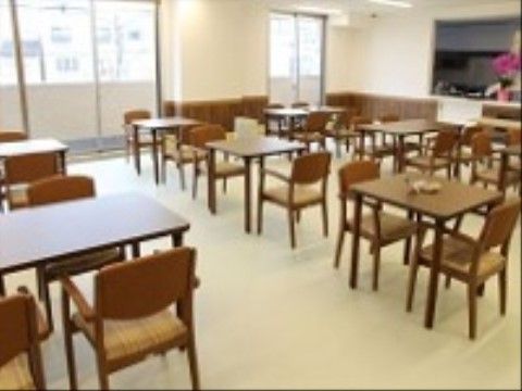 2人掛けと4人掛けのテーブルが並んでいるダイニングルーム