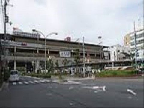 ２路線が乗り入れている。駅構内には喫茶やドラッグストア、パン屋がある。百貨店にも繋がっており、買い物に出かけられる。