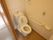 居室に備えたトイレスペースである。横側に引き戸の出入口を設け、壁際には、手すり、ナースコール、タオル掛けを設置している。