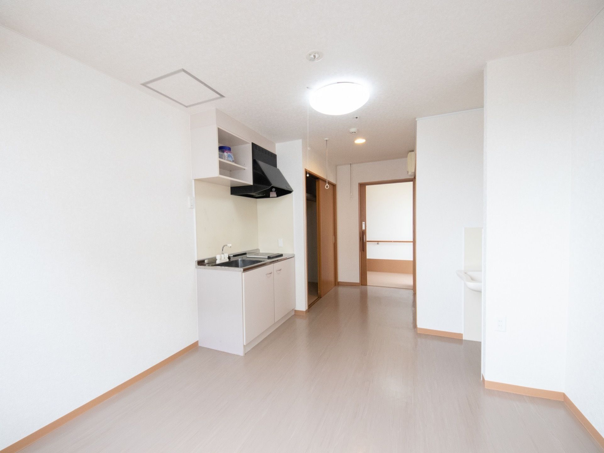 白を基調とした居室は、清潔感に溢れている。段差を取り除き、ドアは引き戸を採用するなど、より安全に過ごせる造りとなっている。