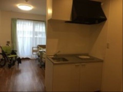 居住スペースと仕切りを挟んで設けられている居室のミニキッチン