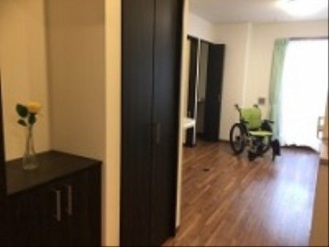 日当たりの良い居室である。室内に両開きの収納棚と、スライド式の扉のクローゼットが備え付けられている。
