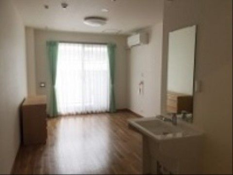 居室に設置されている洗面台は車椅子をご利用の方に考慮し、足元に十分な広さを確保したデザインとなっている。