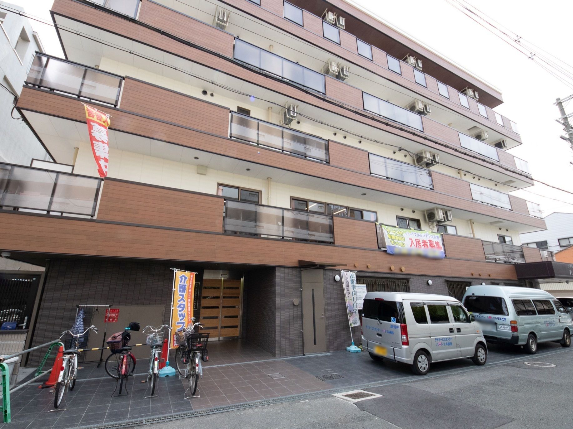 落ち着いた外観の、5階建ての施設である。各部屋にバルコニーがあり、外の景色を楽しむことで気分転換ができる。