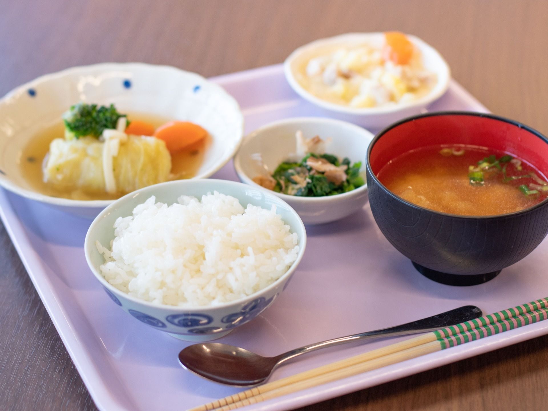 栄養バランを考えられた献立である。食べることで健康維持につながるように、メニューや食器などを工夫している。