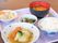 トレーの上に、5種類の食事が並べられている。ご飯とお味噌汁をはじめ、ロールキャベツや和え物などが盛りつけられている。