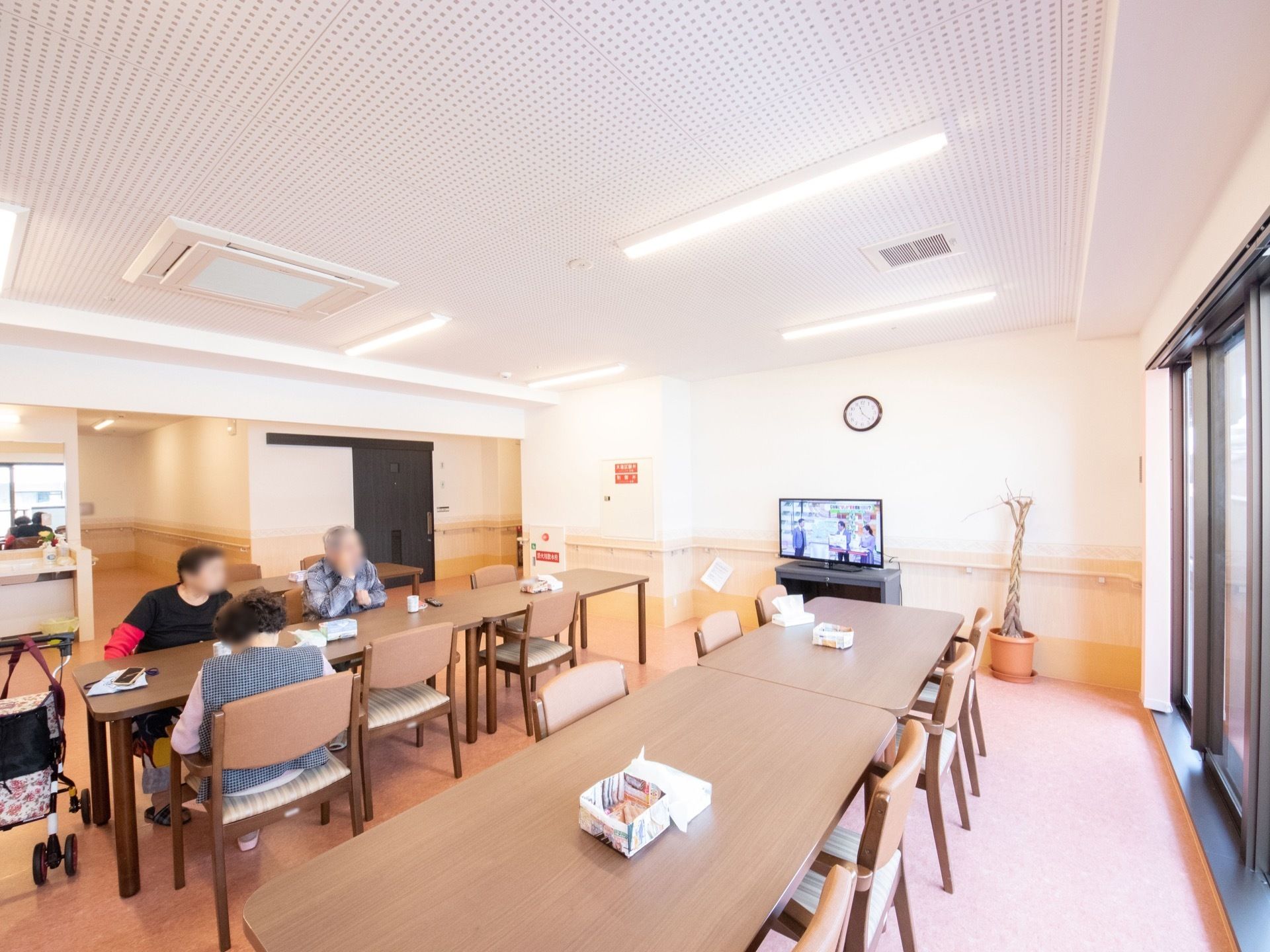 ゆったりとした広さの食堂は、4人掛けテーブルが並べられている。壁際には、1台のテレビが設置されている。