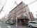 施設は5階建てで、茶色と白で統一された外観となっている。建物の右側には、施設の玄関が設けられている。