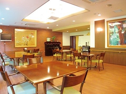 ピアノやテレビが置かれ、落ち着いた色でまとめられている多目的室