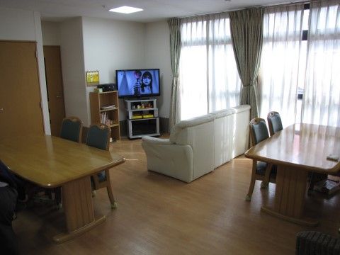 4人掛けテーブルやテレビ前にソファ席があるデイルーム