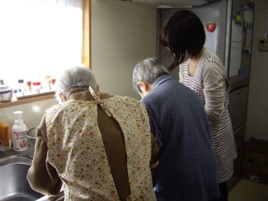 台所での食事作り