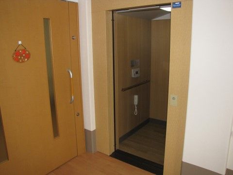館内にはエレベーターが設置されているので、移動が容易である。エレベーター内には緊急通報装置とインターホンが付いている。