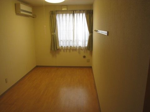 床面はフローリングで、バリアフリー仕様である。腰高窓が付いている。ご利用の家具を持ち込むことが可能である。エアコンが完備している。