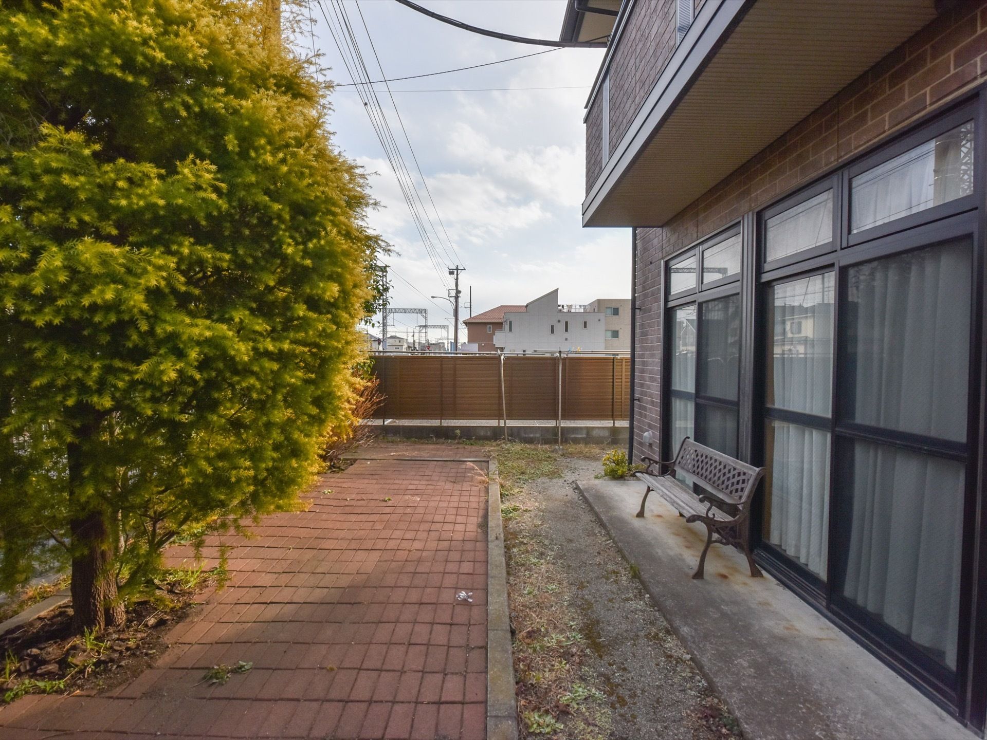 大きな木が植えられた庭がある。ベンチが設置されているので、景色を見ながら新鮮な空気を楽しむことができる。