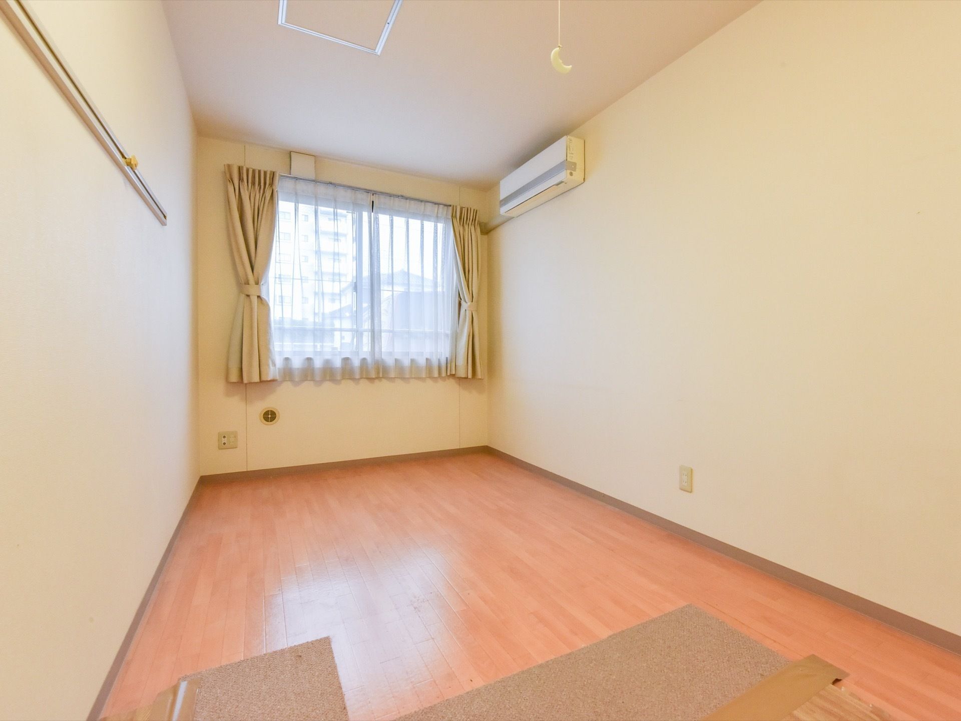 居室の床は全面フラットで、入り口部分は足元が滑らないようにカーペットを敷いている。エアコンを設置している。