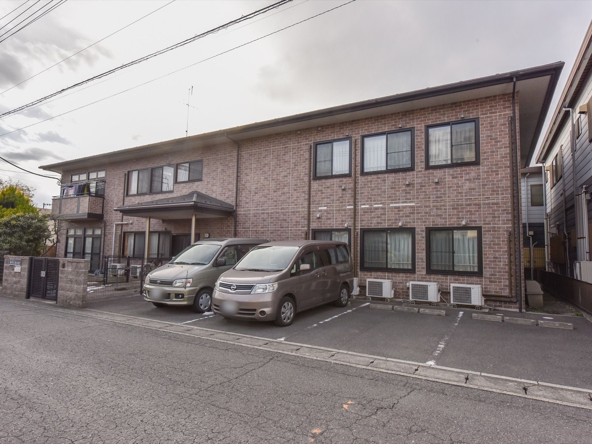 施設は道路沿いに建つ二階建ての建物である。前面にはアスファルト舗装した駐車スペースを設け、玄関前には門を設置している。