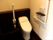 トイレには手すりがあり、安全に配慮された造りとなっている。体調がすぐれない場合は緊急呼出しボタンで外部に知らせることもできる。