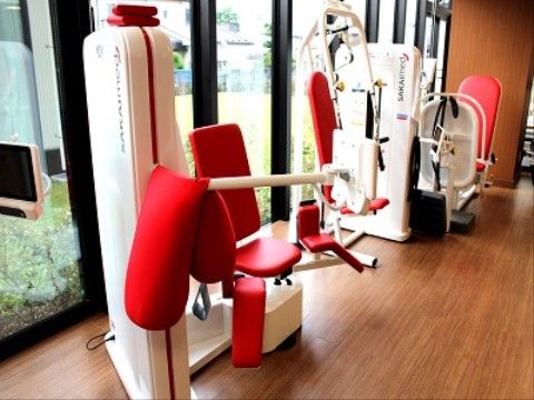 明るい窓辺に設置された、入居者様の健康維持の一助となる機能訓練器具