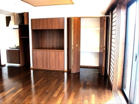 居室は広々としており、床はフローリングで扉は木目調の落ち着いた空間である。収納スペースも完備されている。