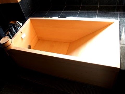 浴室は檜風呂が用意されており、和を意識した造りとなっている。リラックスしながら入浴を楽しむことができる。