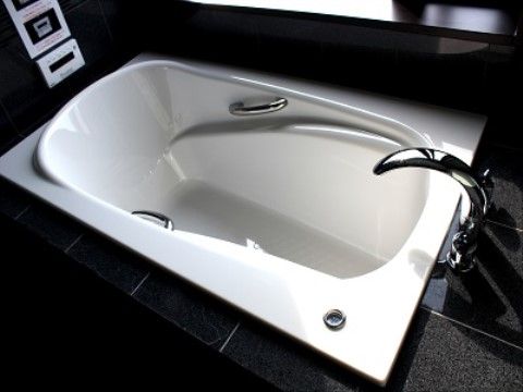 システム完備のバスであり、利便性に富んでいる。清潔感あるスペースの中で一日の疲れを入浴で癒すことができる。