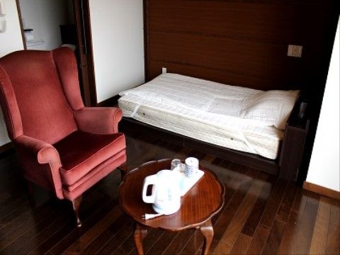 ゲストルームにはベッドのほかに一人掛けの大型ソファがあり、お茶などを飲みながらくつろげる空間となっている。