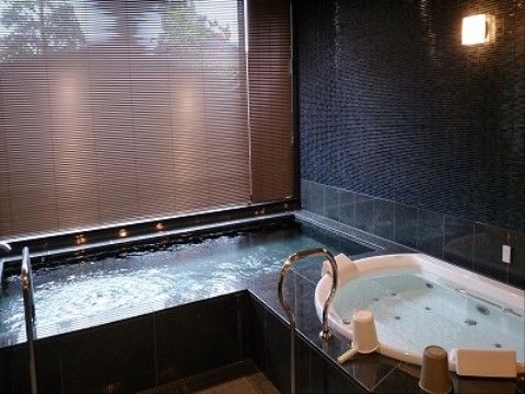 スパとジャグジーが完備された入浴スペースがある。銭湯を思わせるような高級感で、入居者様は充実した入浴を楽しめる。