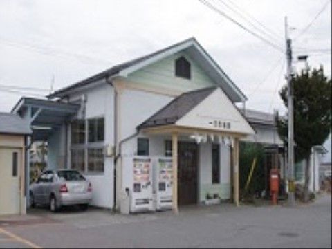 施設の近くには駅がある。来訪者様が面会をするときや、入居者様が外出をする際に使われることがあり、利便性は高い。