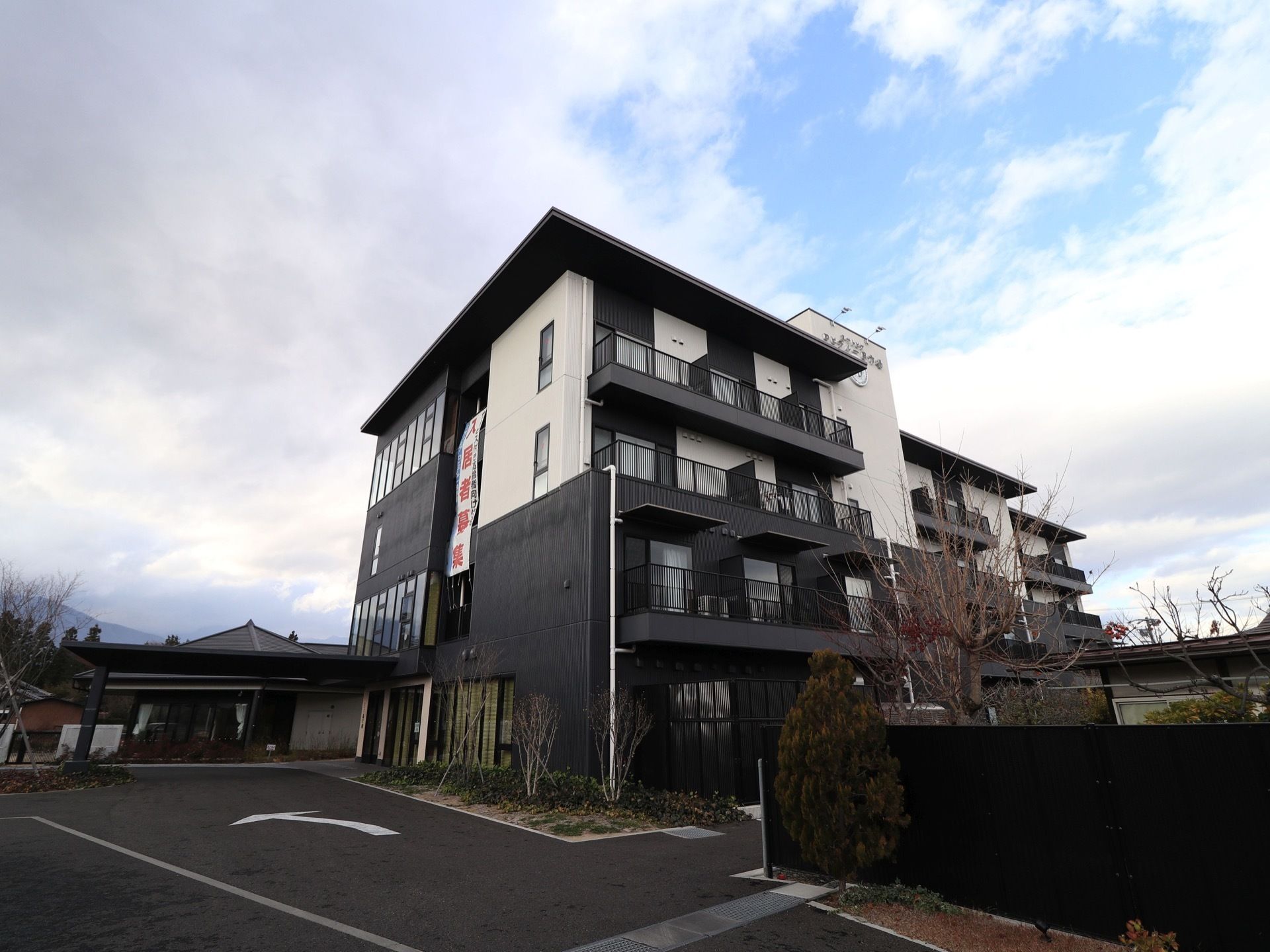 黒と白のツートンの外壁の4階建ての施設である。屋上にはデッキを備え、周辺の眺望を楽しむことができる。