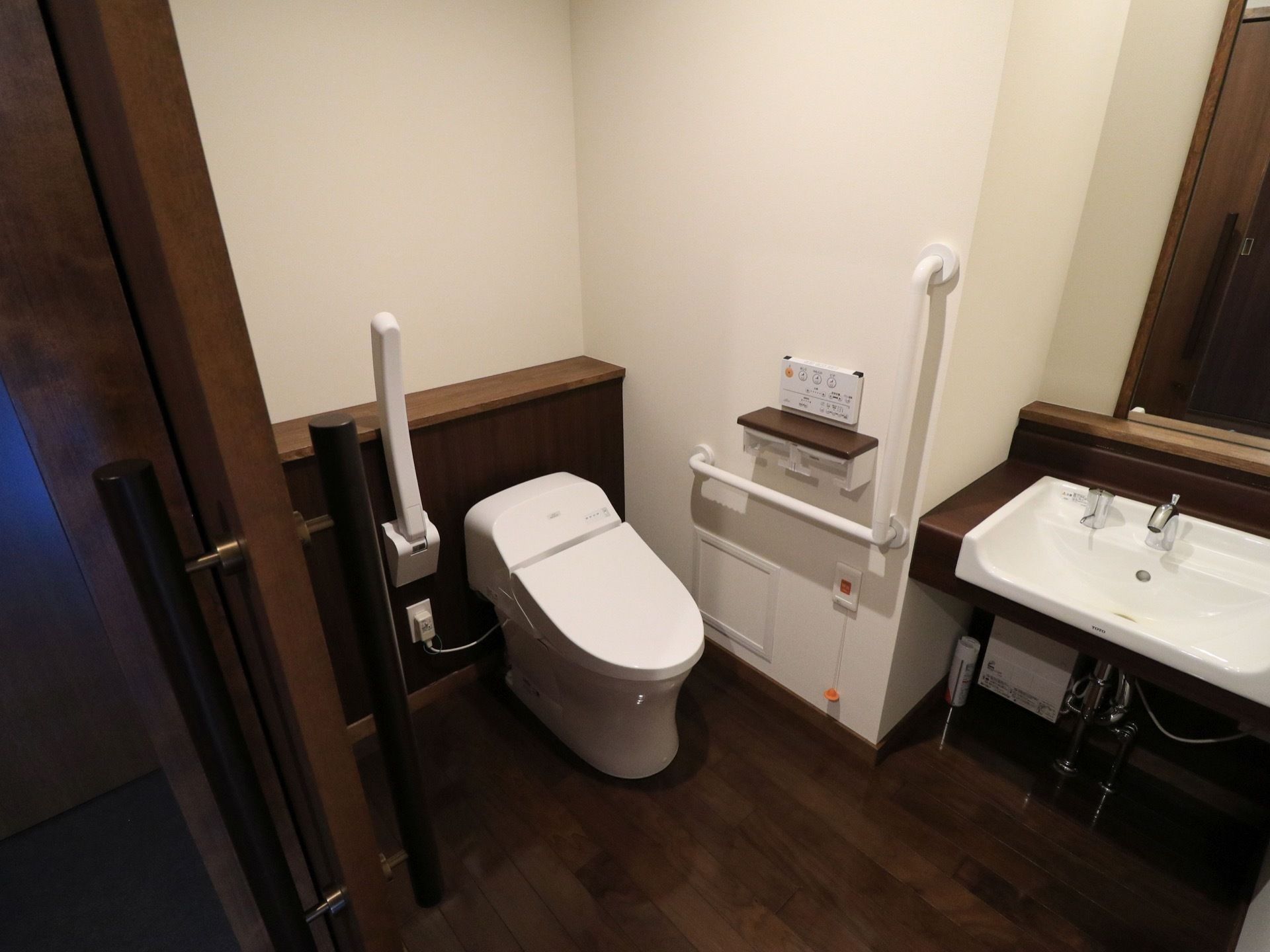 洗面台が併設されたトイレである。ナースコールを設置して、職員の駆けつけがあるため安心して利用することができる。