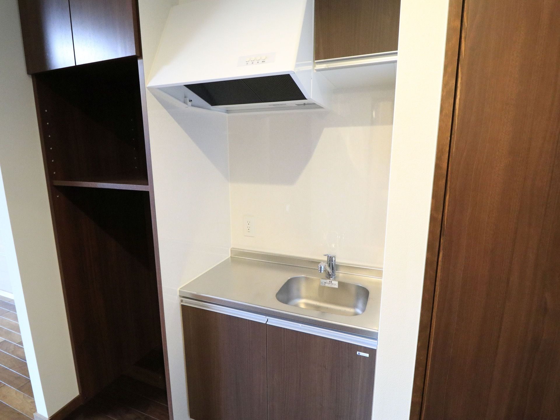 ミニキッチンである。外つけのIHコンロやガスコンロを設置でき、部屋でお茶を楽しむことができ便利である。