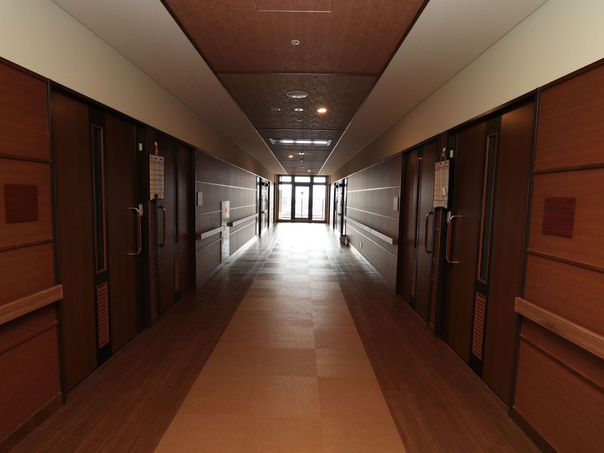 十分な広さのある通路では、車椅子と歩行者の接触を防ぐことができる。部屋の扉は引き戸のため、出入りがしやすく便利である。