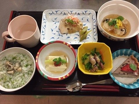 栄養バランスを考えた食事は盛り付けの色どりにも配慮し、まずは目から楽しませてくれる。もちろんデザートもついている。