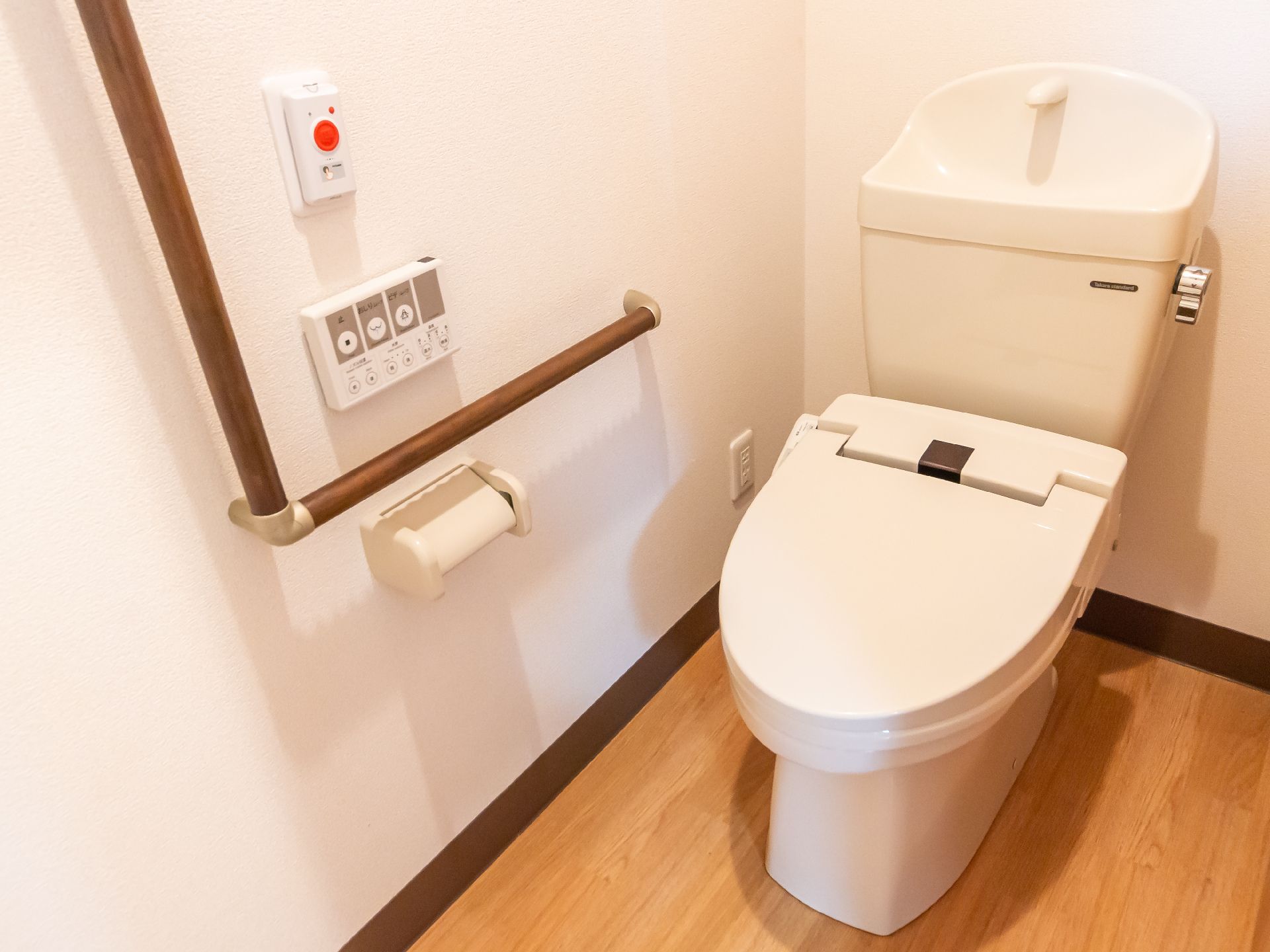 バリアフリー化されL型手すりが取り付けられているトイレ