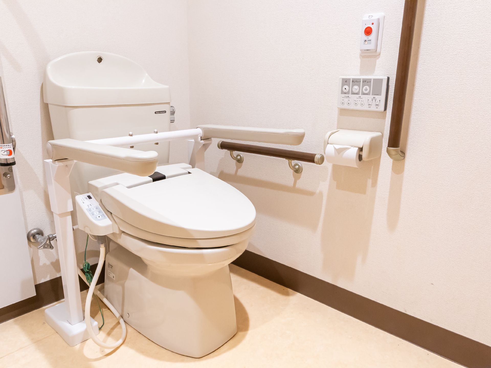 バリアフリー完備で、L型手すりが取り付けられているトイレ