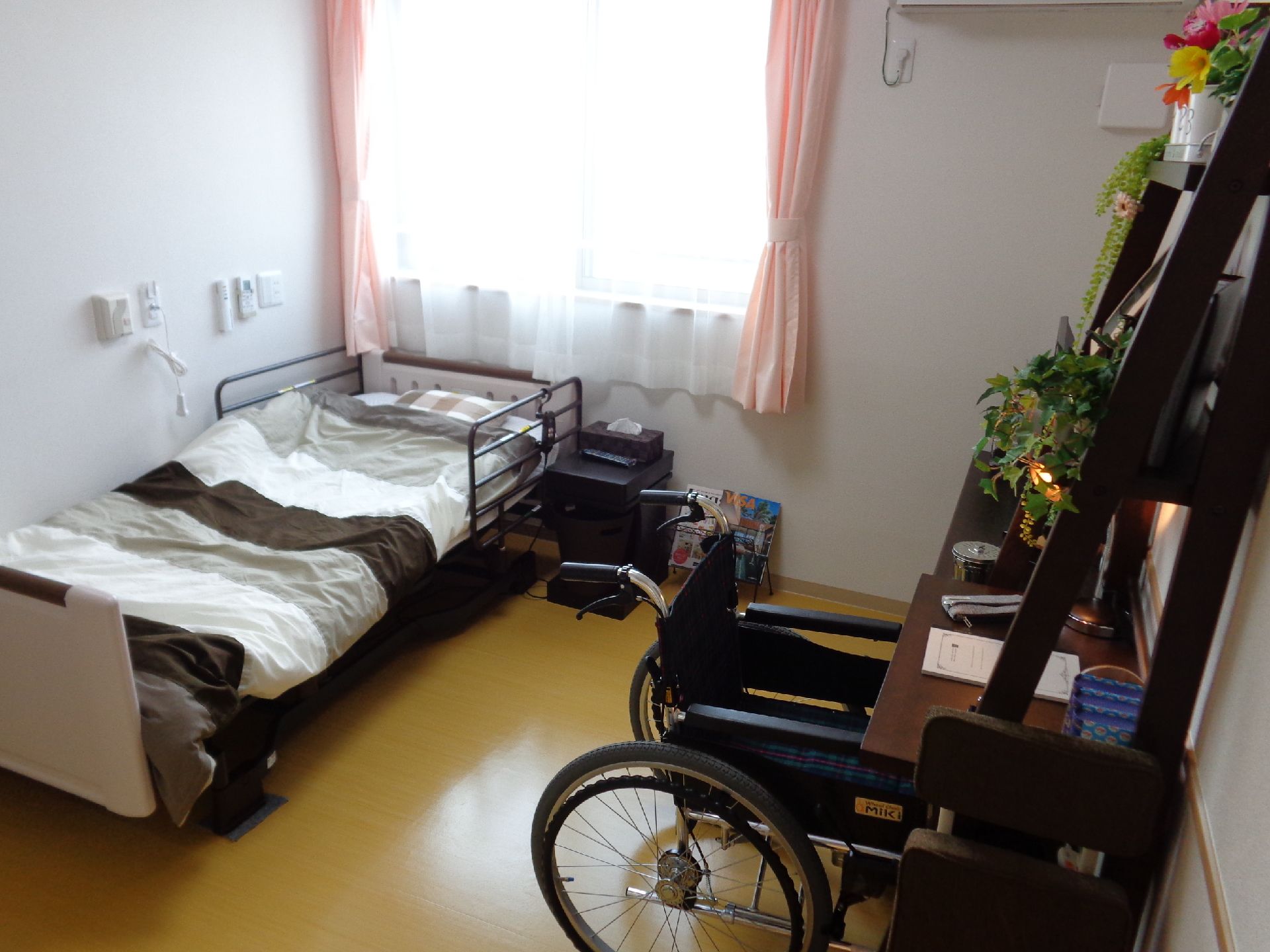 入居者様のお好みで、ベッドサイドテーブルや、棚が一体となっているデスクが置かれている居室