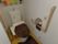 明るいトイレ内には、カラフルな飾りなどの他に非常用呼出ボタンや手すりも設置されていて、安心してご利用いただける。