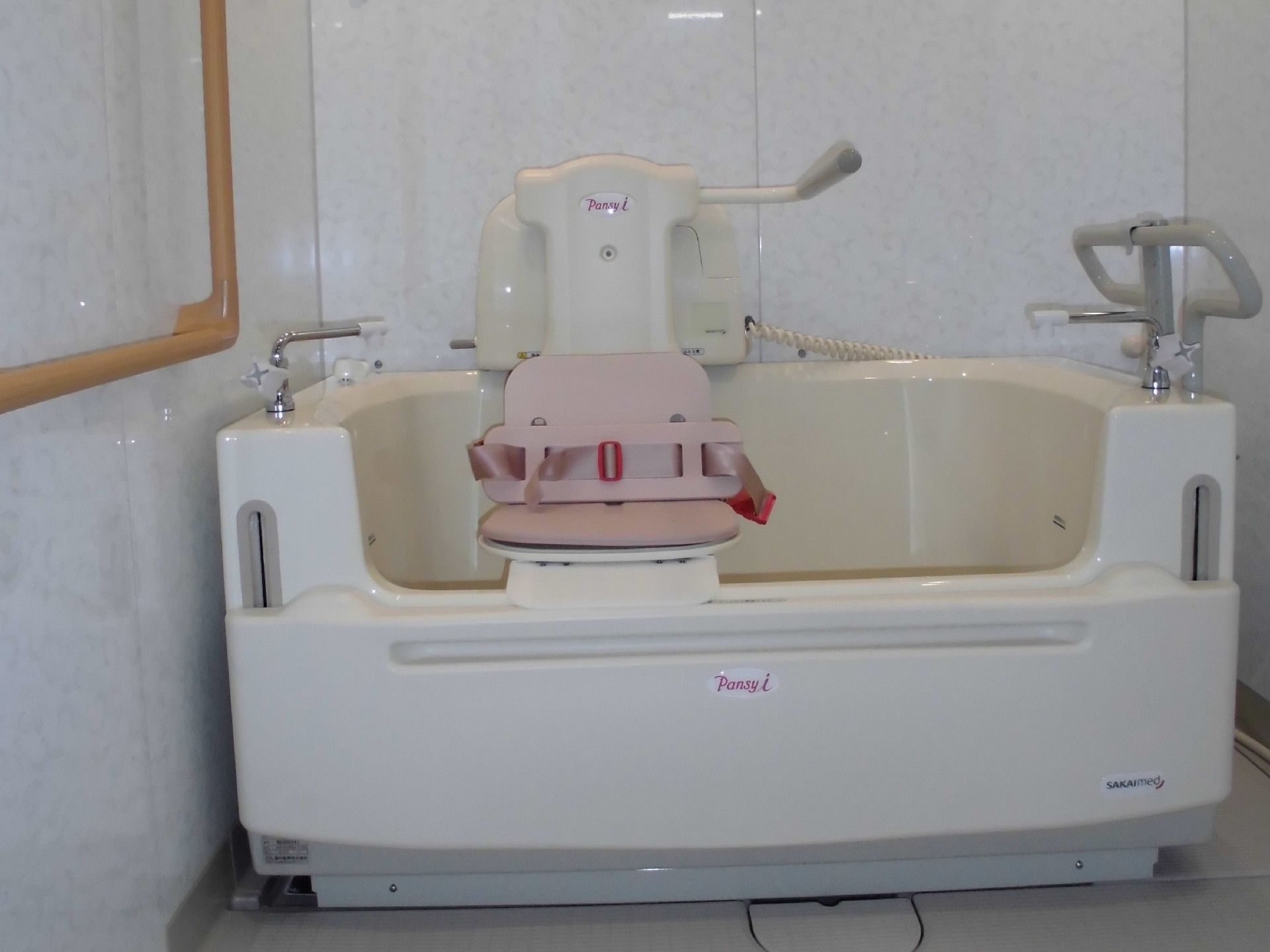 足腰に不安がありご自宅での入浴を諦めていた方でも、椅子に座った状態で湯船に浸かれる設備を完備している。