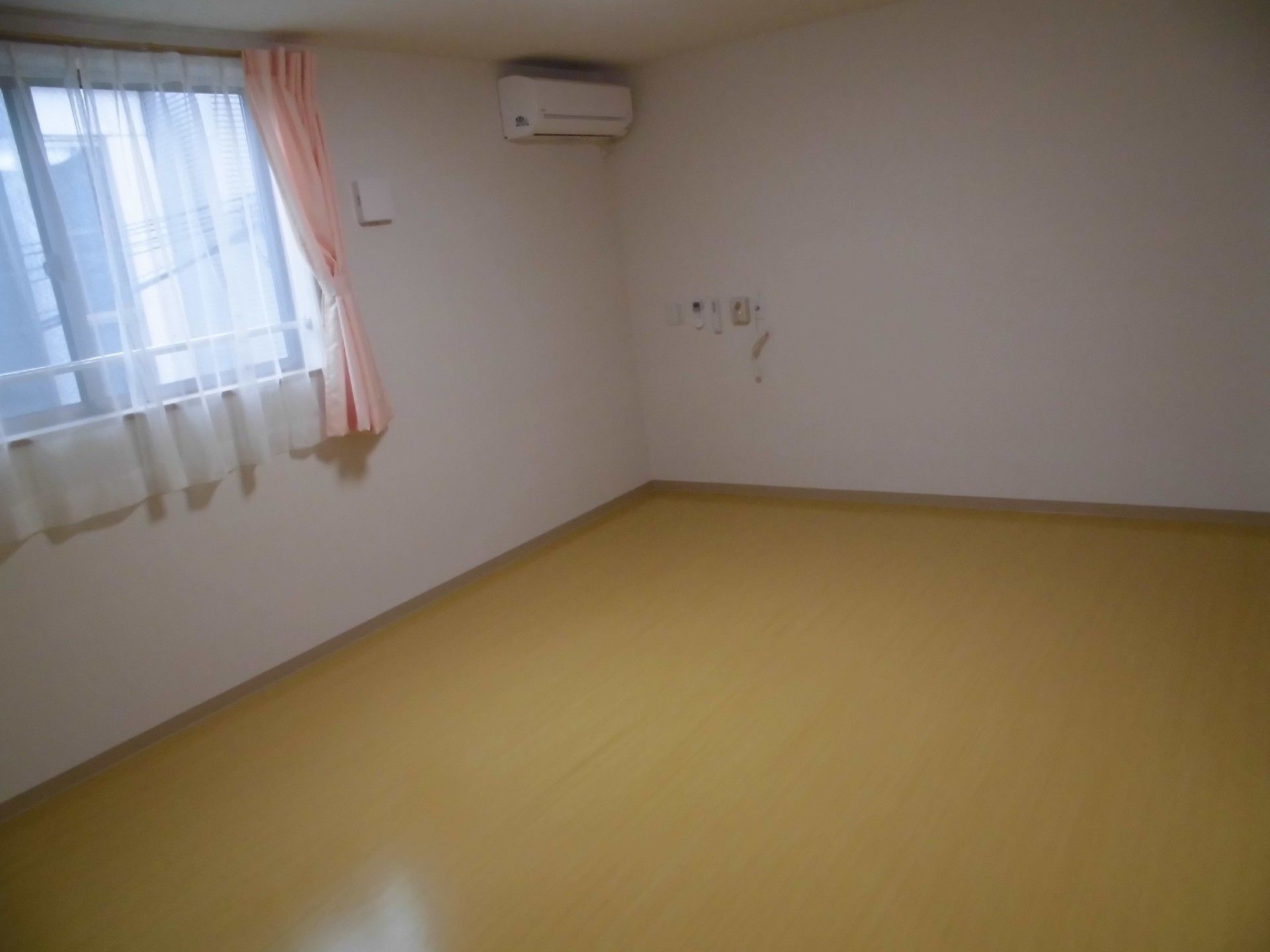 広々とした個室なので、ご夫婦お二人でのご入居も可能。安心、安全な設備の整ったお部屋で、素敵なひと時をお過ごしいただける。