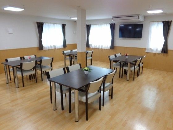 入居者様が揃ってお食事を楽しんでいただけるフロア内は広々とおり、車椅子をご利用の方でも快適にご移動できる。